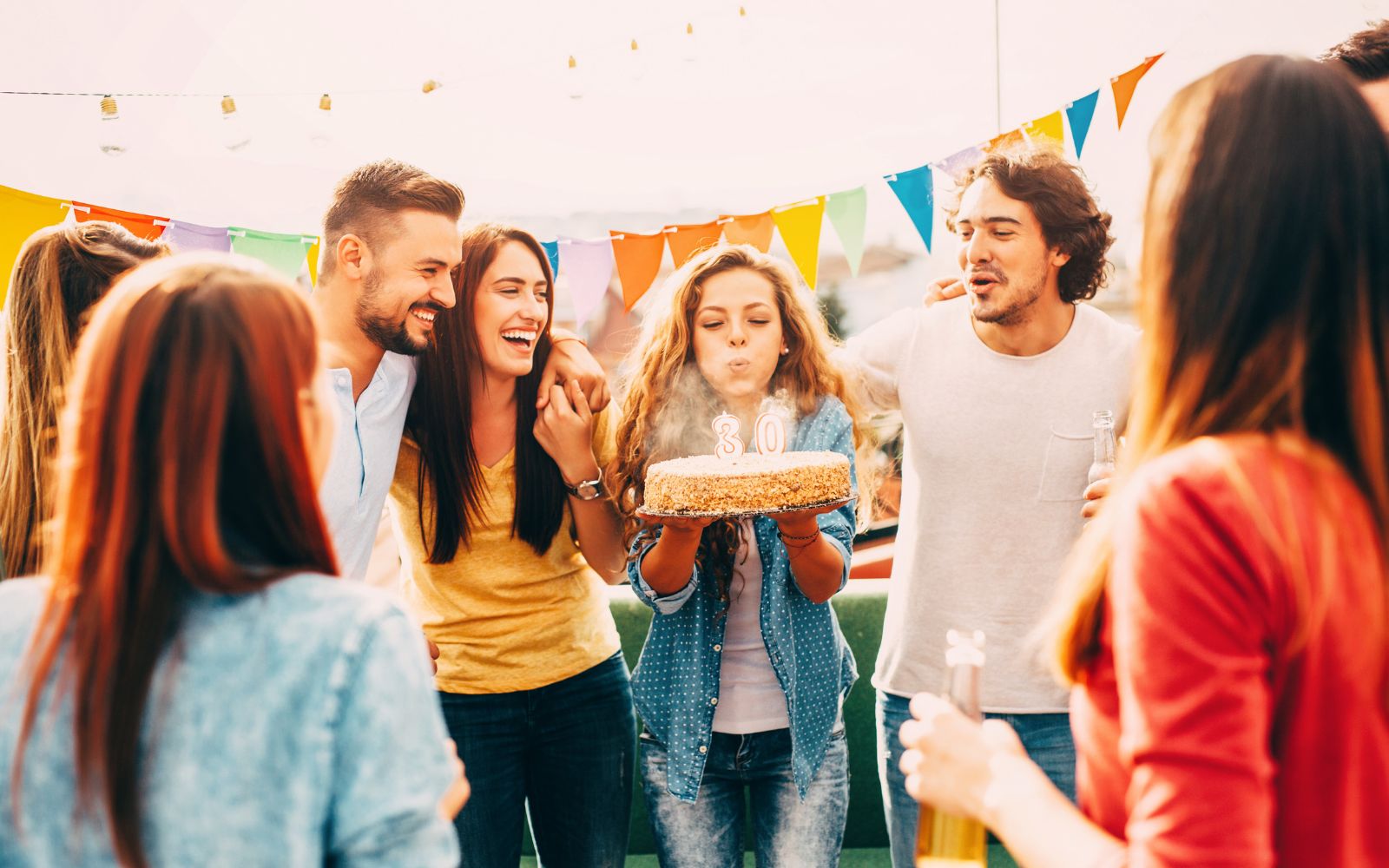 friends celebrating 30th birthday